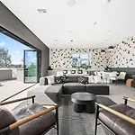 The Skyline Suite-Sleek Studio Near Dodger Stadium