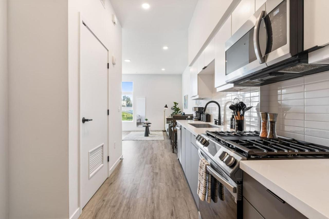 The Skyline Suite-sleek Near Dodger Stadium Apartment
